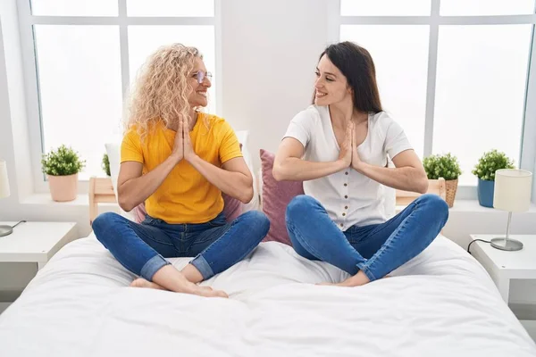 Twee Vrouwen Moeder Dochter Doen Yoga Oefening Zittend Bed Slaapkamer — Stockfoto