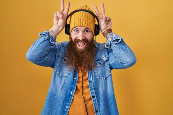 Caucasian Man Long Beard Listening Music Using Headphones Posing Funny — Zdjęcie stockowe