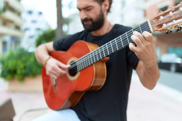 Genç Spanyol Müzisyen Parkta Klasik Gitar Çalıyor — Stok fotoğraf