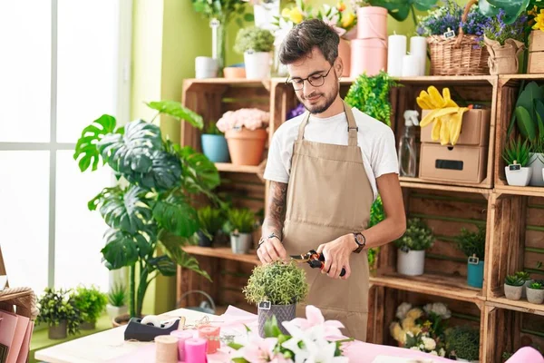 Young Hispanic Man Florist Cutting Plant Flower Shop — Photo