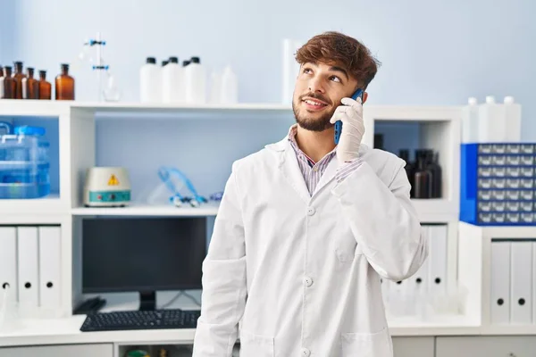 Genç Arap Bilim Adamı Gülümseyerek Laboratuvarda Akıllı Telefondan Konuşuyor — Stok fotoğraf