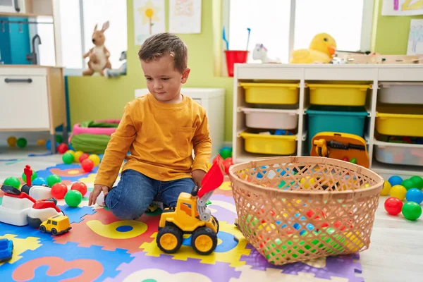 Liebenswerter Kaukasischer Junge Spielt Kindergarten Mit Traktorspielzeug — Stockfoto