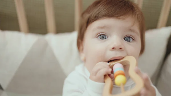 Sevimli Spanyol Bebek Yatak Odasında Beşikte Oyuncak Emiyor — Stok fotoğraf