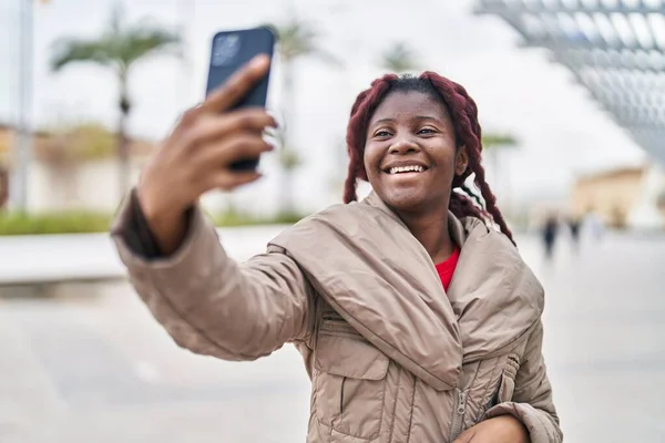 Afroamerykanka Uśmiecha Się Pewnie Robiąc Selfie Przy Smartfonie Parku — Zdjęcie stockowe