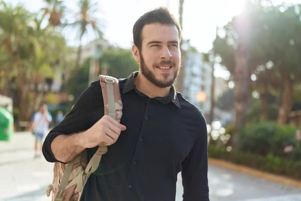 Молодий Іспаномовний Чоловік Посміхається Впевнено Носити Рюкзак Вулиці — стокове фото
