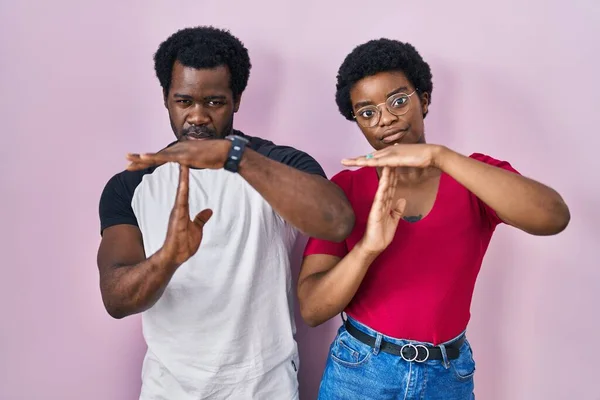 Unga Afrikanska Amerikanska Par Står Över Rosa Bakgrund Gör Time — Stockfoto