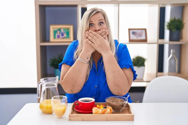 Caucasian Size Woman Eating Breakfast Home Shocked Covering Mouth Hands — Foto Stock