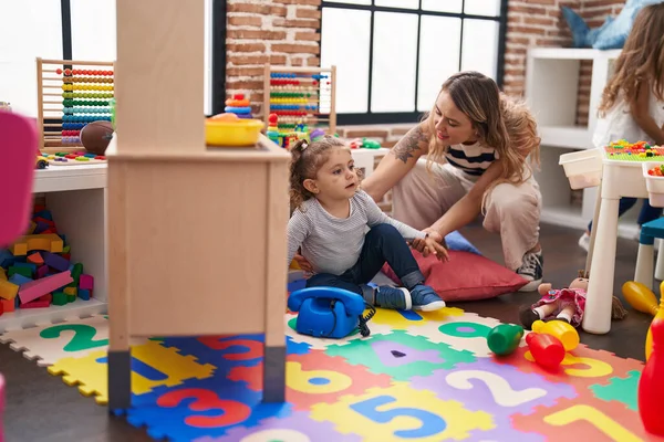 Lehrerin Und Kleinkind Spielen Kindergarten — Stockfoto