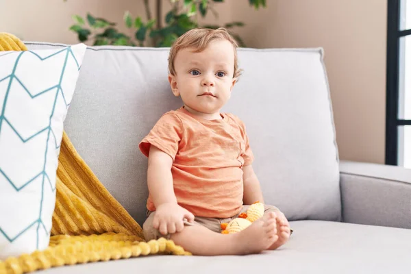 Liebenswertes Blondes Kleinkind Sitzt Hause Auf Dem Sofa — Stockfoto
