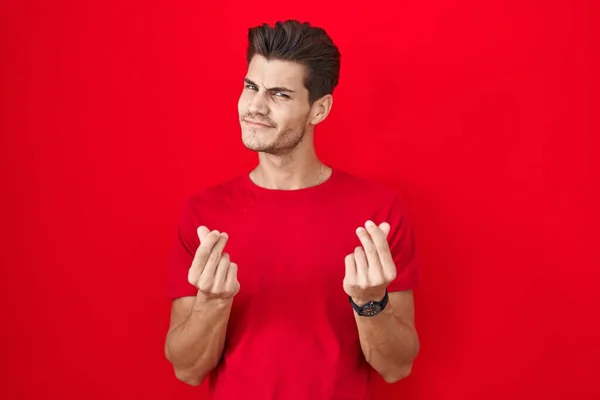 Young Hispanic Man Standing Red Background Doing Money Gesture Hands — Stockfoto