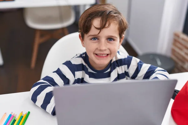 Sınıftaki Masada Dizüstü Bilgisayar Kullanan Sevimli Spanyol Çocuk — Stok fotoğraf