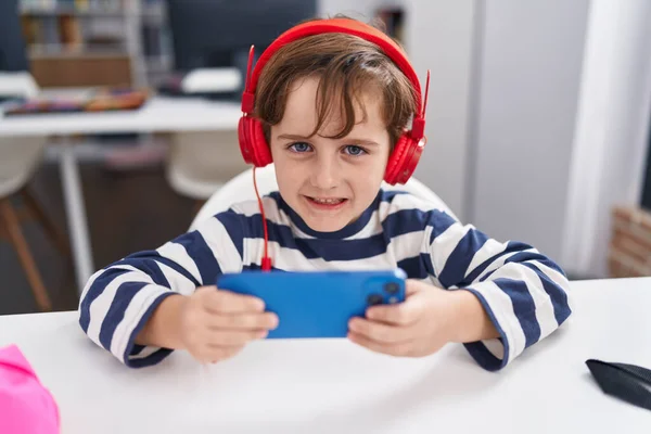 Αξιολάτρευτο Ισπανόφωνο Αγόρι Φοιτητής Χρησιμοποιώντας Smartphone Και Ακουστικά Στην Τάξη — Φωτογραφία Αρχείου