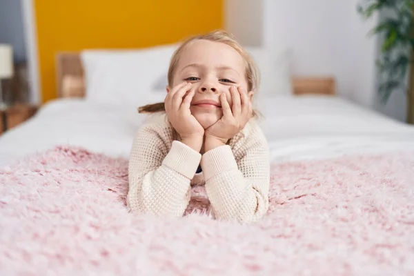 Liebenswertes Blondes Mädchen Lächelt Selbstbewusst Auf Dem Bett Schlafzimmer — Stockfoto