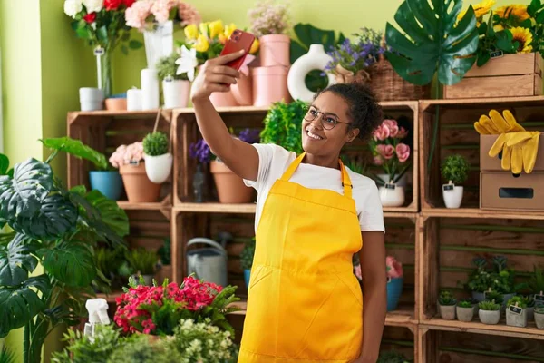 African American Woman Florist Make Selfie Smartphone Flower Shop — Stock Photo, Image