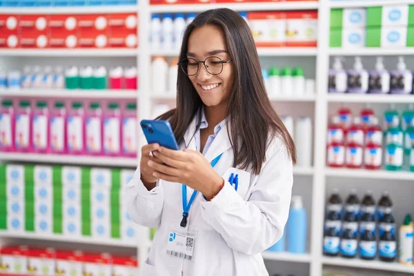 Ung Vacker Latinamerikansk Kvinna Farmaceut Med Smartphone Arbetar Apotek — Stockfoto