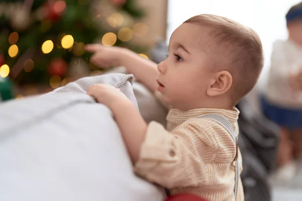 Adorable Niño Sentado Sofá Por Árbol Navidad Con Expresión Seria —  Fotos de Stock