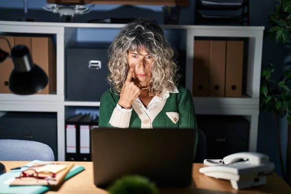 Middle Age Woman Working Night Using Computer Laptop Pointing Eye — Stok fotoğraf