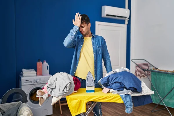 Young Hispanic Man Ironing Clothes Home Surprised Hand Head Mistake — Stock Photo, Image