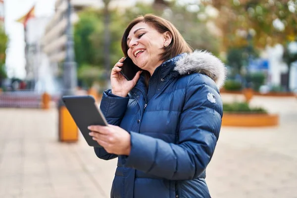 Középkorú Beszél Okostelefonon Segítségével Touchpad Parkban — Stock Fotó