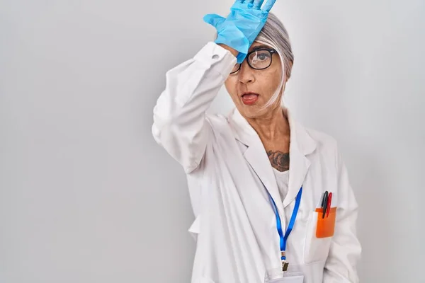 Middle Age Woman Grey Hair Wearing Scientist Robe Surprised Hand —  Fotos de Stock