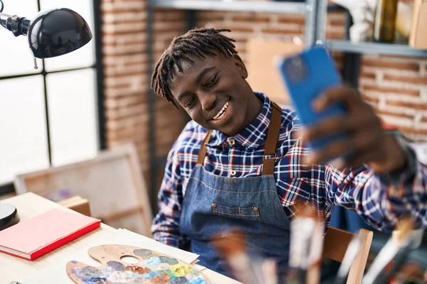 Afrykański Amerykański Człowiek Artysta Uśmiechnięty Pewny Siebie Zrobić Selfie Przez — Zdjęcie stockowe