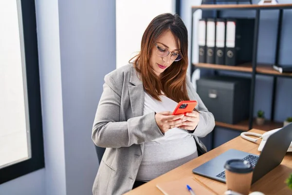 Mladá Těhotná Žena Obchodní Pracovnice Pomocí Smartphone Pracuje Kanceláři — Stock fotografie