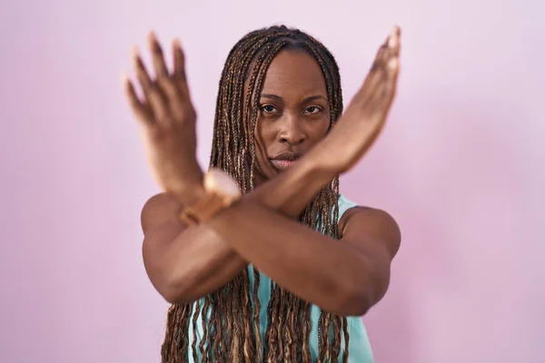 Afrikaans Amerikaanse Vrouw Staande Roze Achtergrond Afwijzing Expressie Kruising Armen — Stockfoto