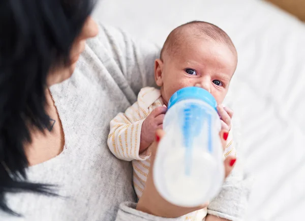 Adorable Caucasian Baby Mother Arms Sucking Feeding Bottle Bedroom — Stock fotografie