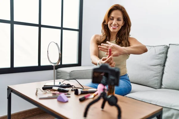 Joven Latina Sonriendo Confiada Grabación Maquillaje Tutorial Casa —  Fotos de Stock