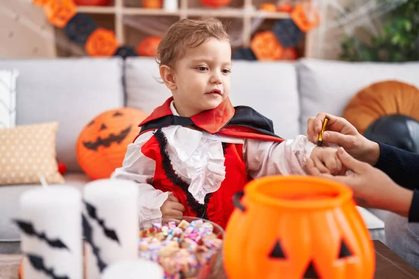Adorável Caucasiano Menino Ter Halloween Festa Desenho Mão Casa — Fotografia de Stock