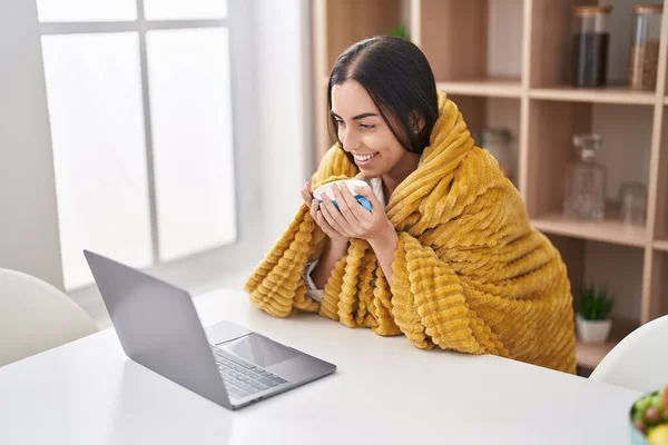 Jonge Spaanse Vrouw Met Laptop Die Thuis Koffie Drinkt — Stockfoto