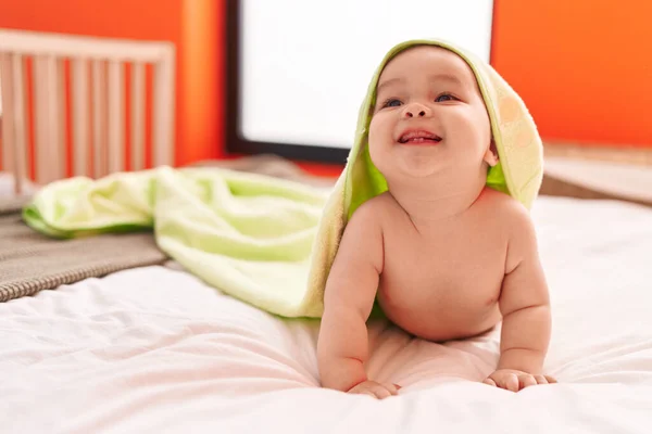 Adorável Criança Hispânica Vestindo Toalha Engraçada Deitada Cama Quarto — Fotografia de Stock