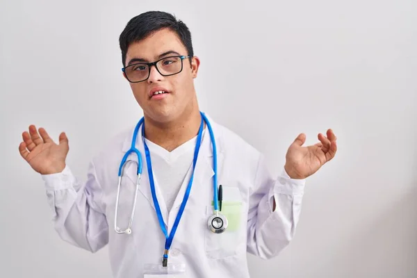 Młody Hiszpan Zespołem Downa Noszący Mundur Lekarza Stetoskop Nie Mający — Zdjęcie stockowe