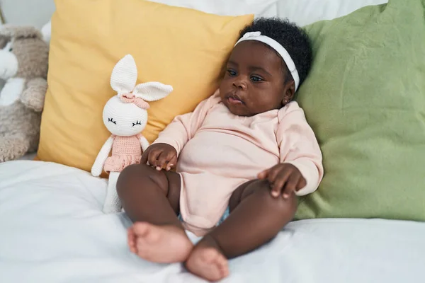 Afroamerikanisches Baby Sitzt Mit Entspanntem Gesichtsausdruck Schlafzimmer Auf Dem Bett — Stockfoto
