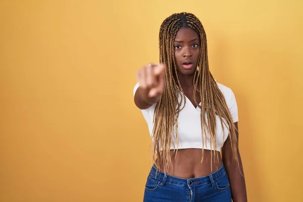 Sarı Arka Planda Örülü Saçları Olan Afrikalı Amerikalı Kadın Kameraya — Stok fotoğraf