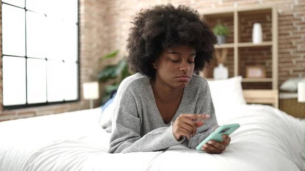African American Woman Using Smartphone Lying Bed Bedroom — Stock Photo, Image