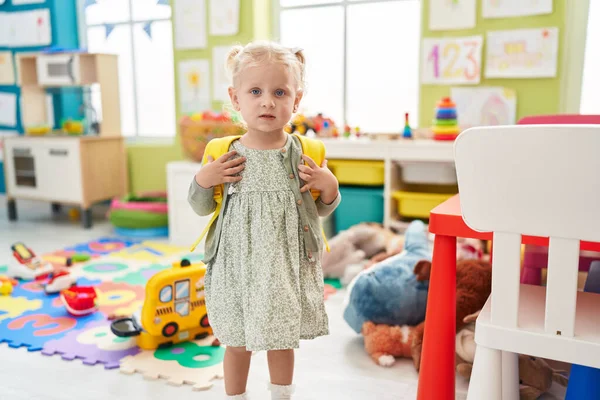 Entzückende Blonde Studentin Lächelt Selbstbewusst Und Trägt Kindergarten Einen Rucksack — Stockfoto