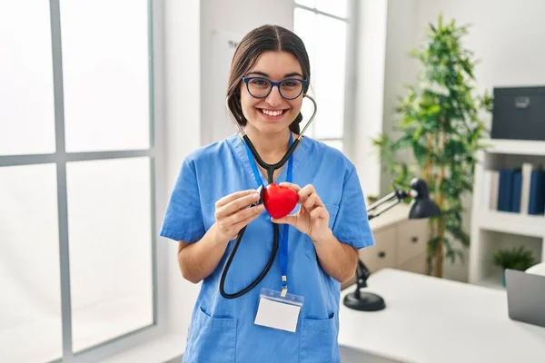 Young Hispanic Woman Wearing Doctor Uniform Auscultating Heart Clinic — Stock Photo, Image
