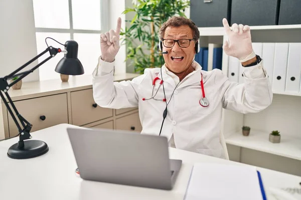 Senior Doctor Man Working Online Appointment Smiling Amazed Surprised Pointing — Stock Photo, Image