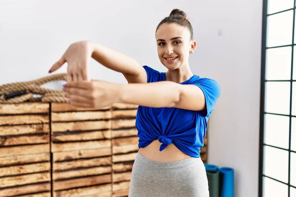 Jonge Kaukasische Vrouw Glimlachen Zelfverzekerd Stretching Bij Sportcentrum — Stockfoto