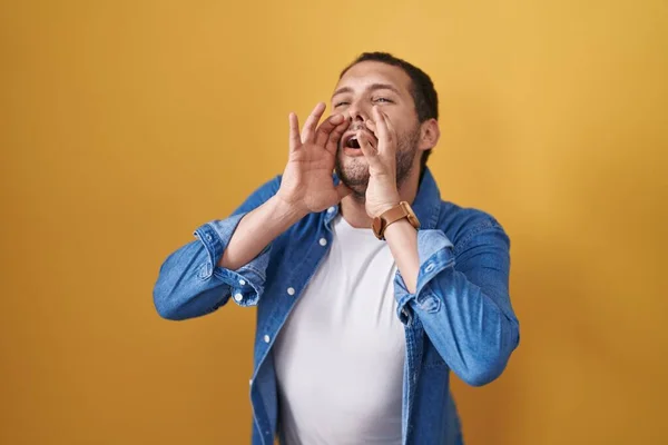 Hispanic Man Standing Yellow Background Shouting Angry Out Loud Hands — Foto de Stock