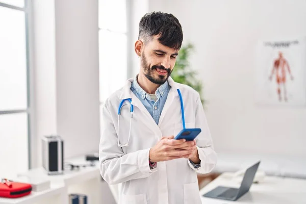 Ung Latinamerikan Man Bär Läkare Uniform Med Hjälp Smartphone Kliniken — Stockfoto