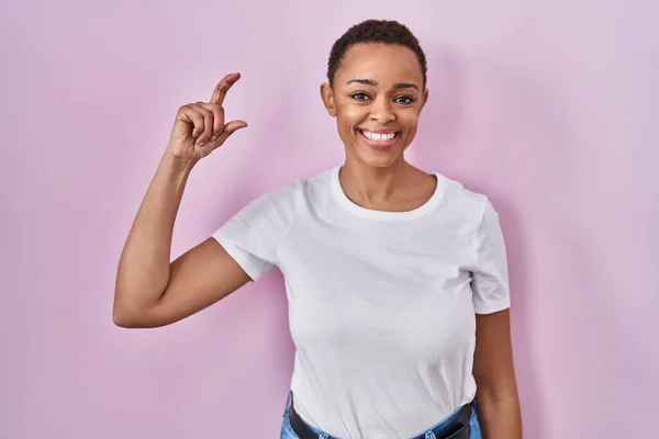 Beautiful African American Woman Standing Pink Background Smiling Confident Gesturing — Stock Photo, Image
