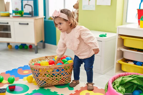 Adorável Criança Loira Brincando Com Bolas Sentadas Chão Jardim Infância — Fotografia de Stock