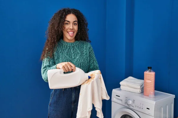 Ung Latinamerikansk Kvinna Som Håller Smutstvätt Och Tvättmedel Flaska Sticker — Stockfoto