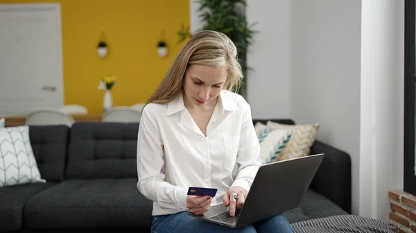 Ung Blond Kvinna Som Använder Laptop Och Kreditkort Sitter Soffan — Stockfoto