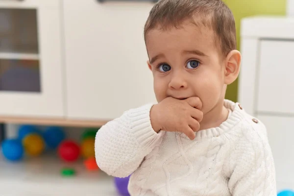 Liebenswertes Hispanisches Kleinkind Sitzt Kindergarten Auf Dem Boden Und Lutscht — Stockfoto