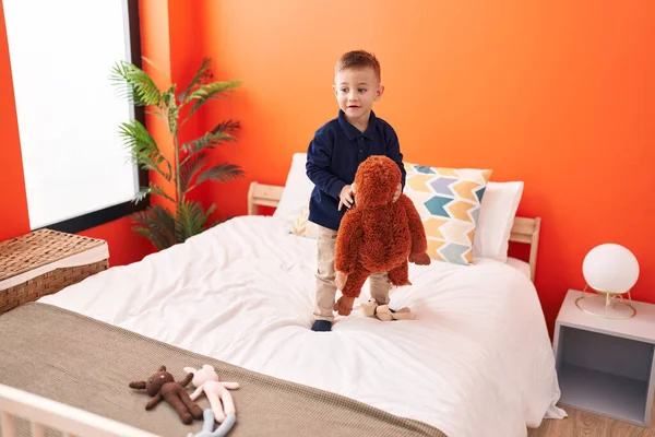 Sevimli Spanyol Çocuk Yatak Odasında Oyuncak Bebek Tutuyor — Stok fotoğraf