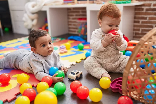 Δύο Αξιολάτρευτα Μωρά Που Παίζουν Μπάλες Που Κάθονται Στο Πάτωμα — Φωτογραφία Αρχείου