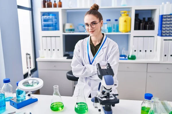 Young Woman Scientist Sitting Arms Crossed Gesture Laboratory — Fotografia de Stock